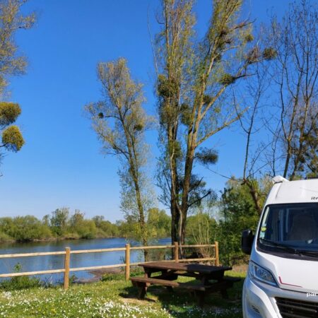 Aire de camping-car bord de Vienne Tavant